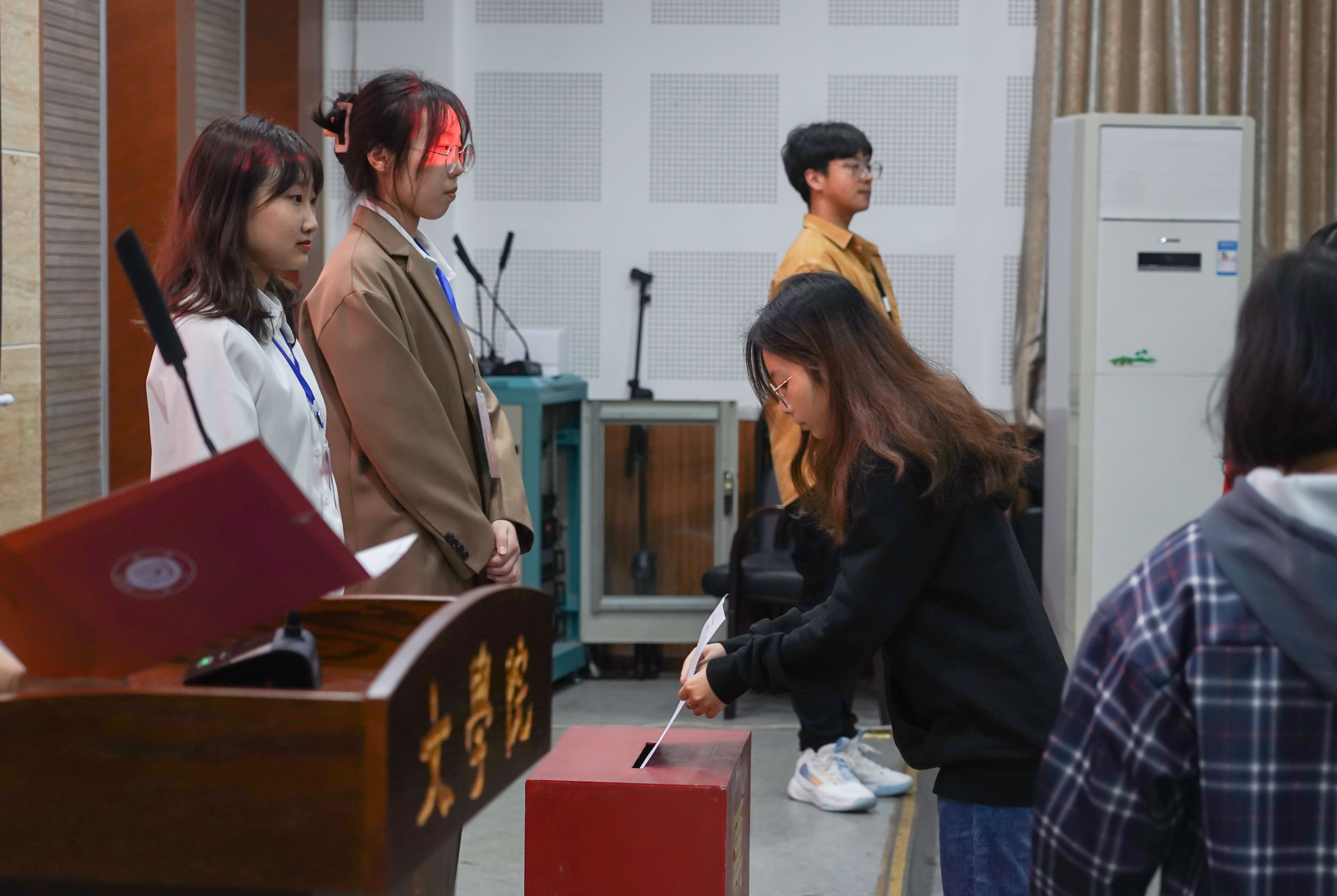 学生代表投票.JPG