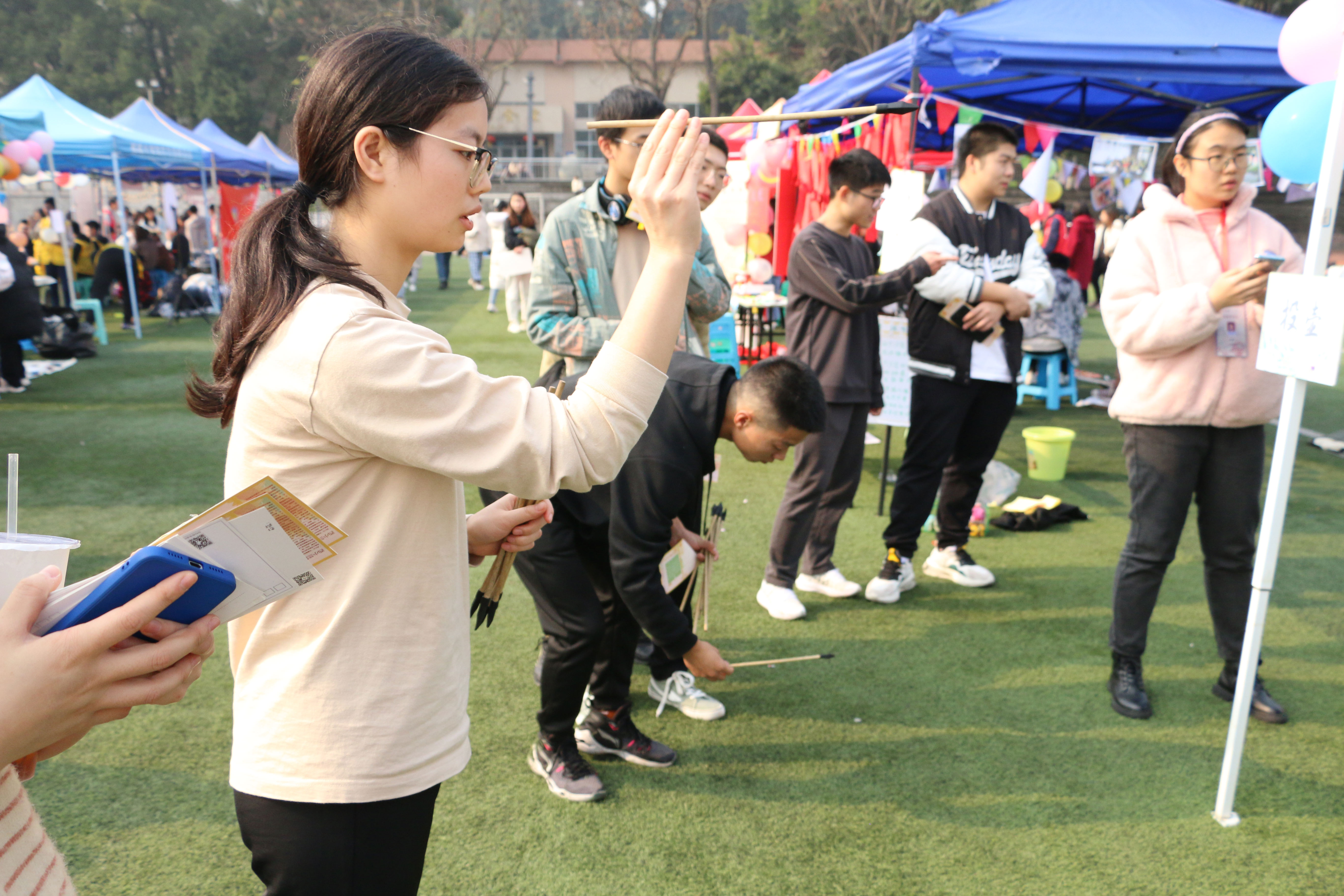 同学们参加投壶活动.jpg